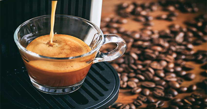اسپرسو قهوه خالص است، اما کاپوچینو حاوی شیر است